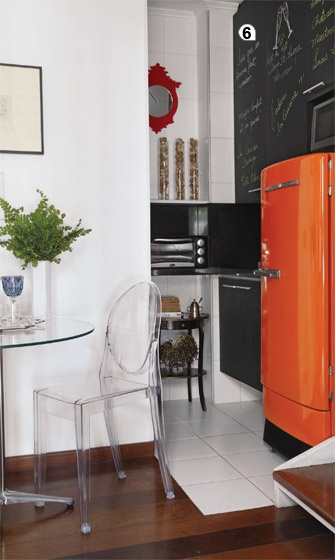 Cozinha_inspiradora_simples_parede_escura_geladeira_laranja